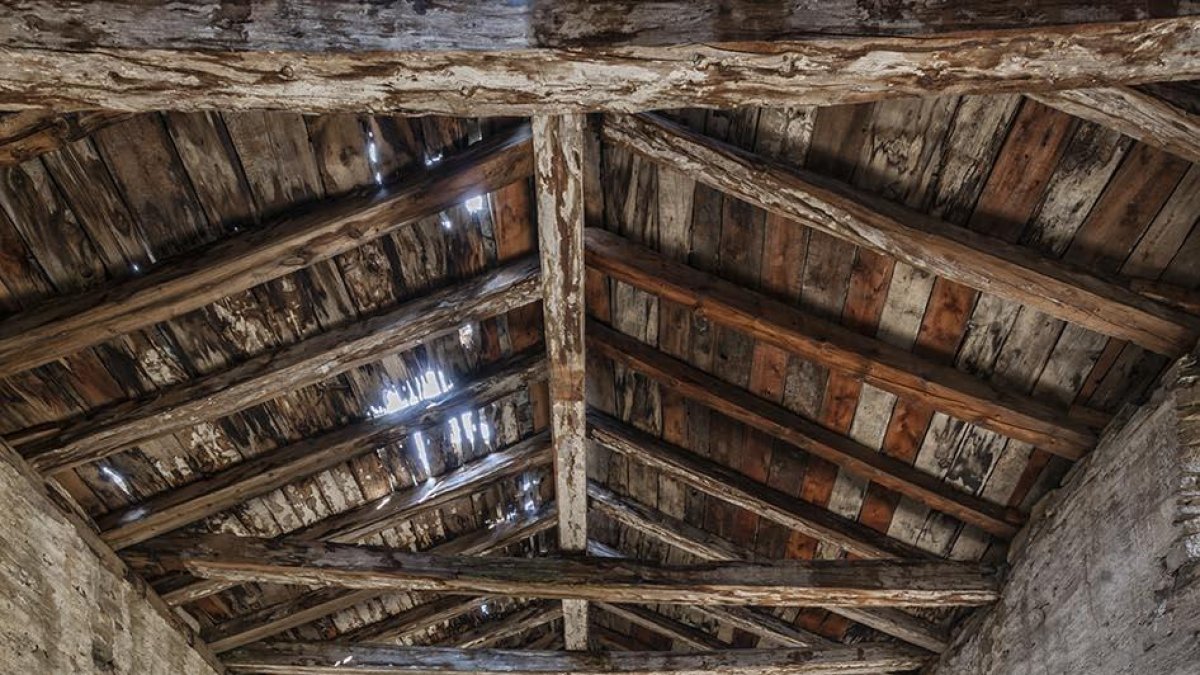 L’interior de l’ermita, greument deteriorat.