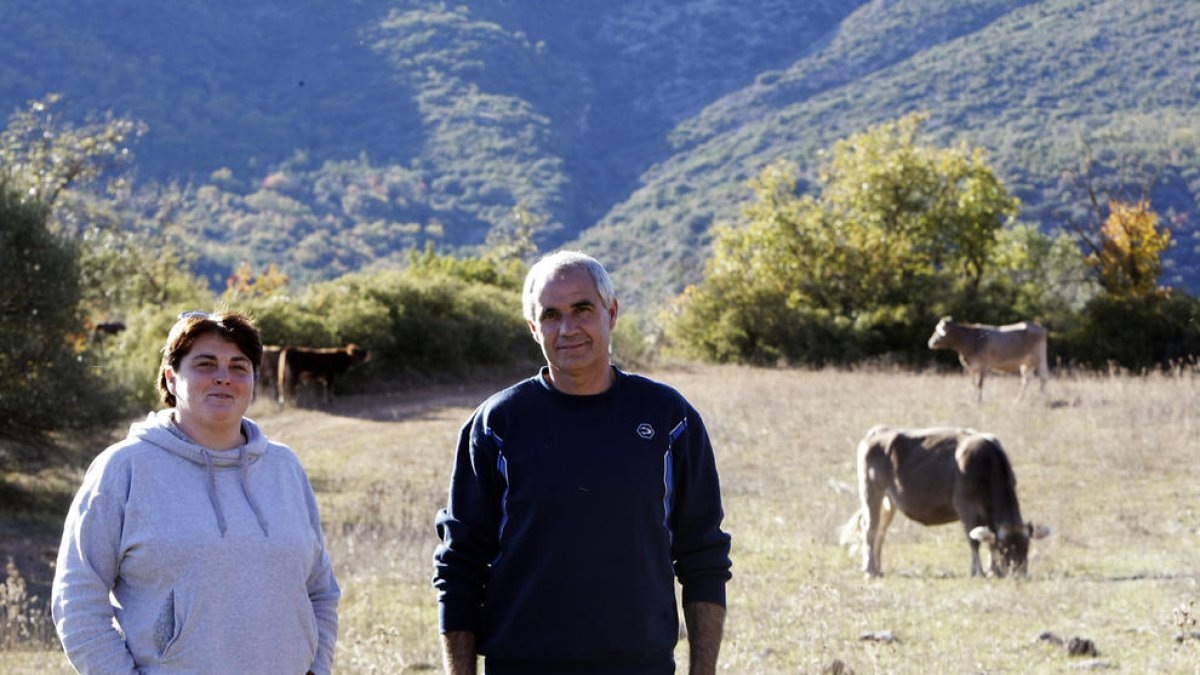 Un ganadero de Alberola y la alcaldesa de Os de Balaguer, Estefanía Rufach, ayer en una finca de Tragó de Noguera.