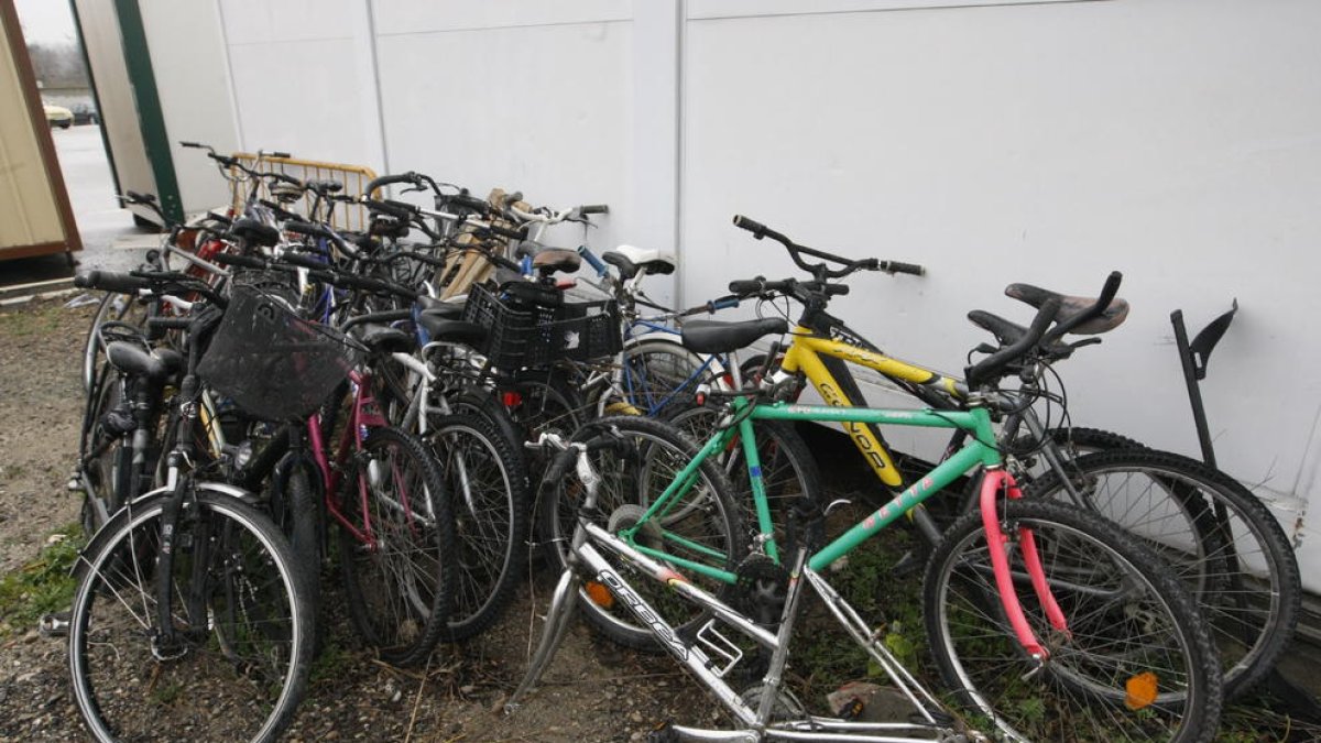 Imatge recent de bicicletes emmagatzemades al dipòsit de vehicles del polígon.