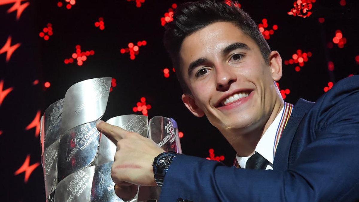 Marc, amb el trofeu de campió que va recollir a la gala.