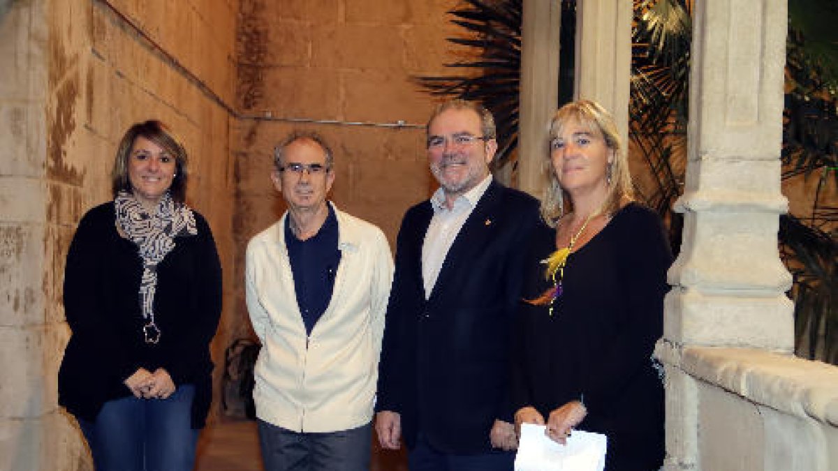 El escritor Pep Coll, entre la vicepresidenta y el presidente de la Diputación, y la directora del IEI.