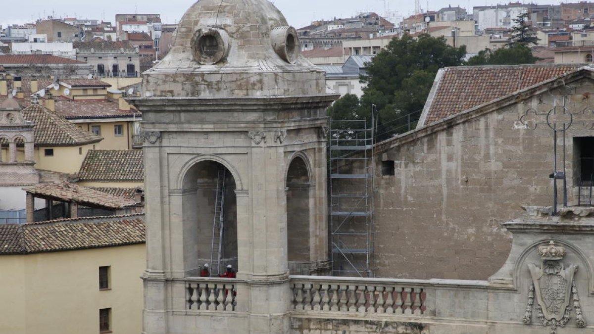 Operaris de l’empresa Cigüeña Stop, revisant les cúpules de la façana principal de la Catedral.