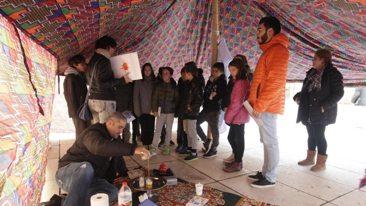 Escolares, en la haima instalada ayer en la plaza Sant Joan.