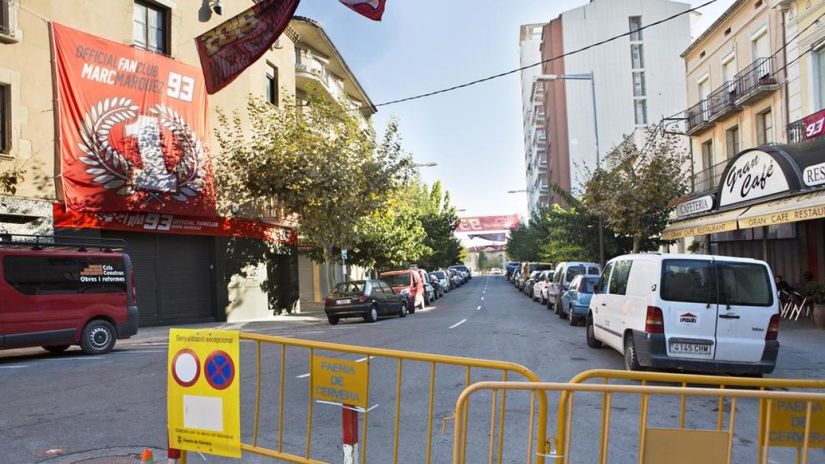 Aspecte que presentava ahir la rambla Lluís Sampere, immersa en els preparatius per a la festa de demà.