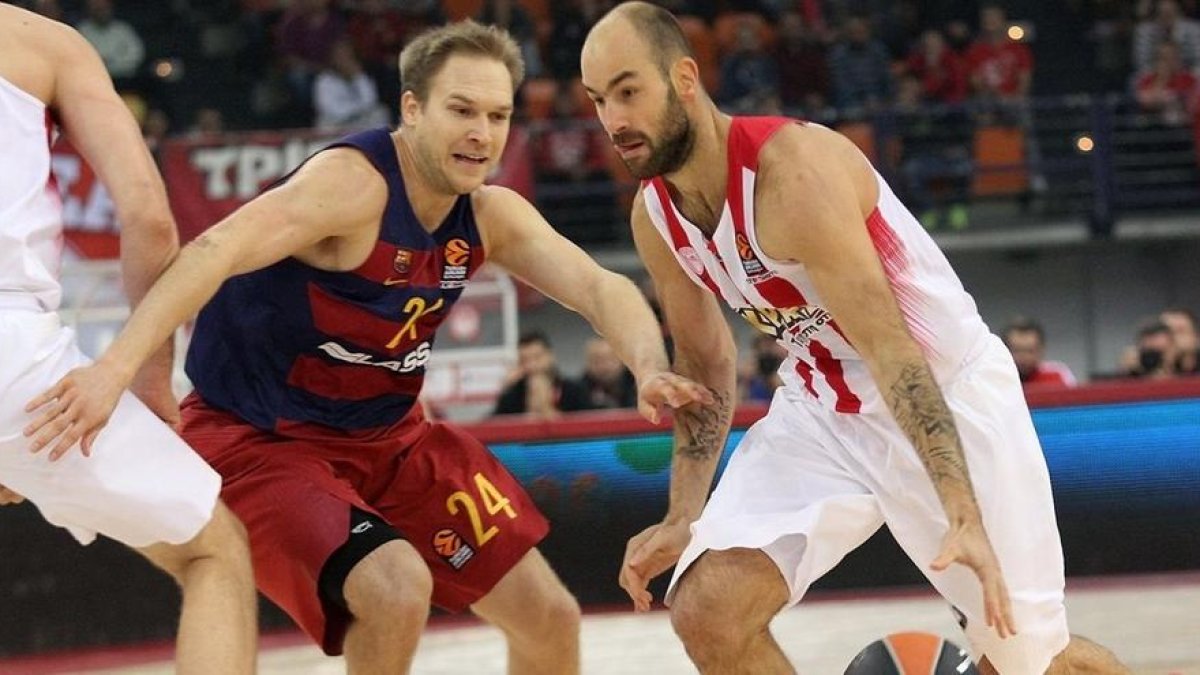 Oleson intenta frenar l’avanç del grec Spanoulis.