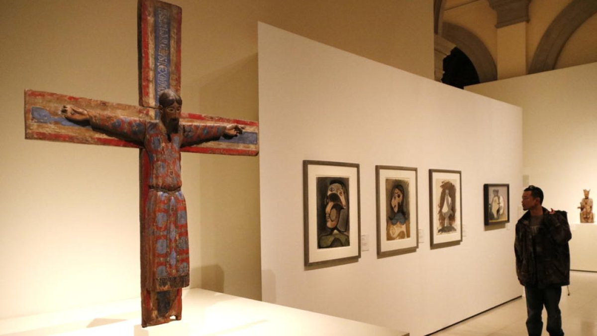 La ‘Majestat Batlló’, originària de la Garrotxa, ahir al costat d’alguns quadres de Picasso al MNAC.