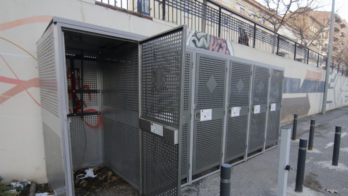 Les 'gàbies' per evitar robatoris de bicicletes encara no funcionen