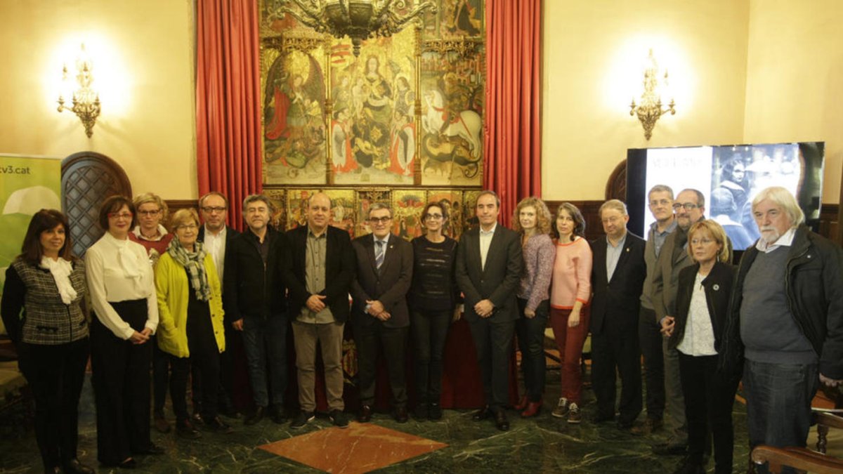Políticos y responsables de esta primera gran producción para televisión del Magical, ayer en la presentación del proyecto en el Saló del Retaule de la Paeria de Lleida.