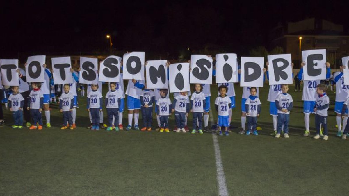 Els nens de l’escola van recordar el que va ser el president de l’entitat, Isidre Pelegrí Miguel, que va morir al setembre.