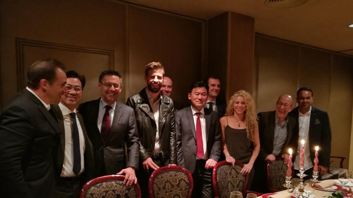 Bartomeu, Piqué, Mikitani y Shakira, junto a otras personas, el miércoles por la noche en la cena.
