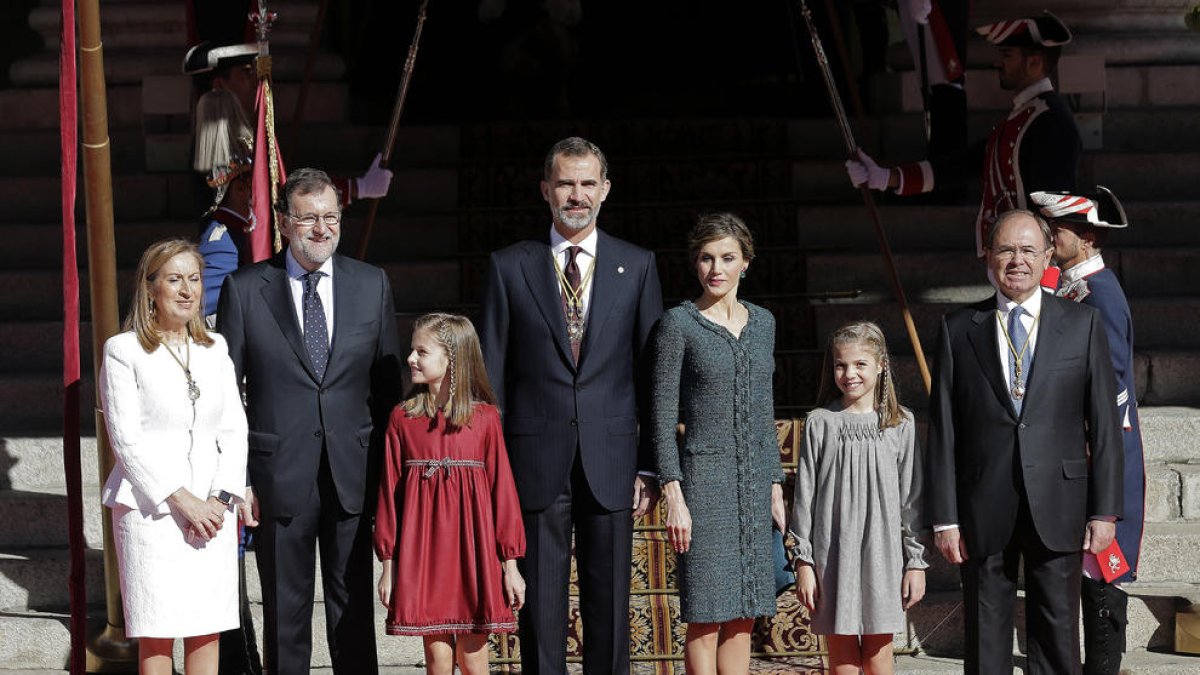 Pastor, Rajoy, Elionor, Felip VI, Letícia i Sofia davant del Parlament.