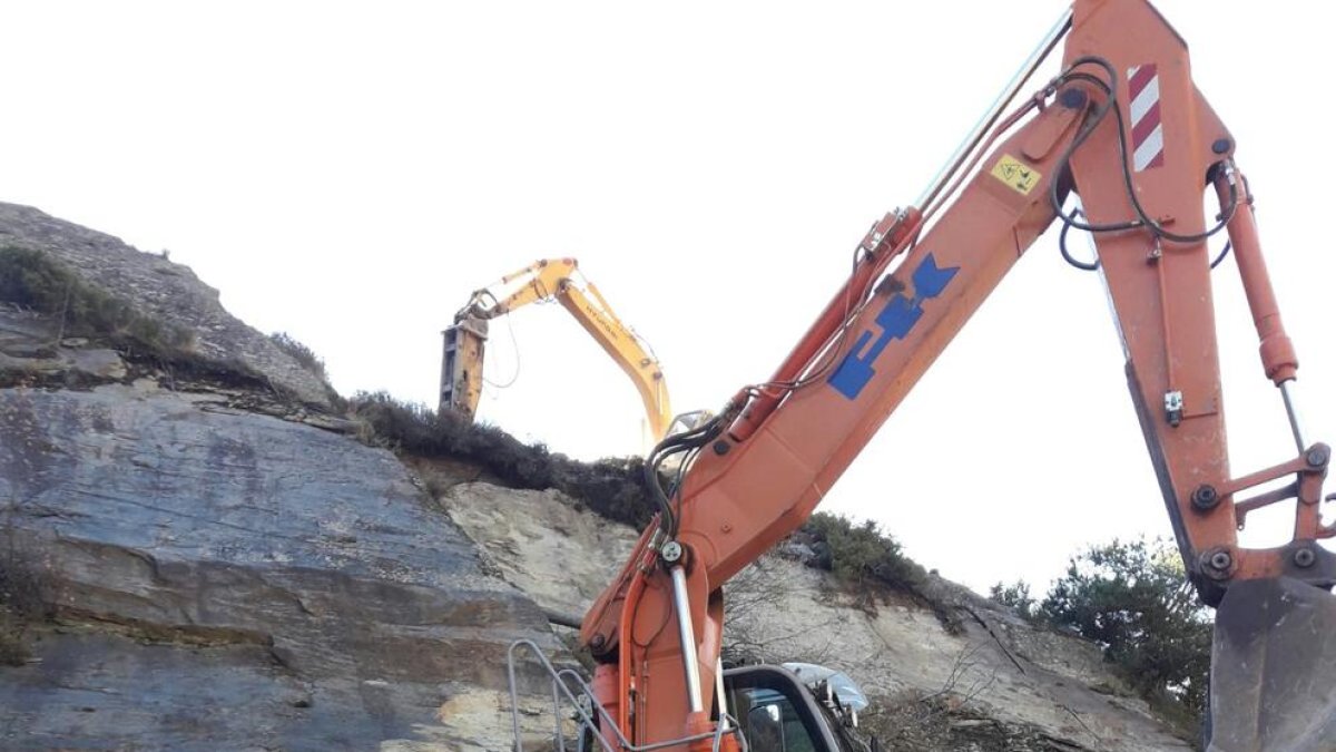 Los operarios han comenzado a retirar las rocas de la ladera.