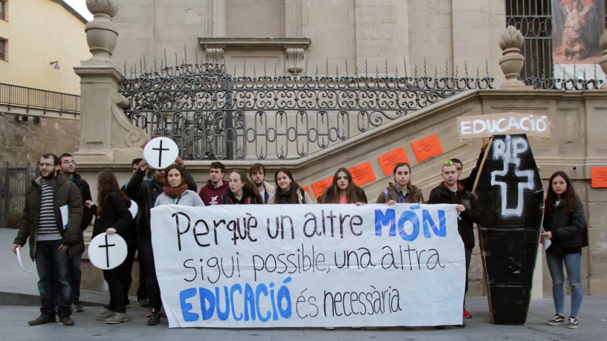 La escenificación del entierro de la educación pública se produjo en el Eix Comercial.