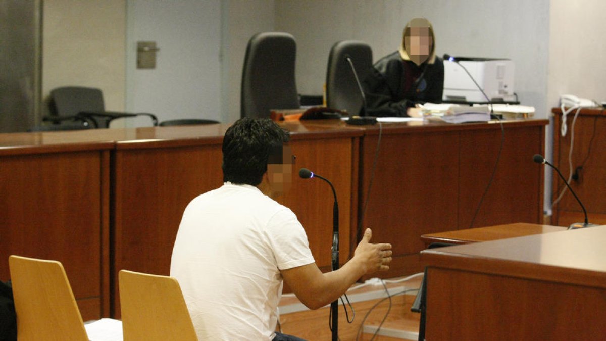 El acusado, ayer en el banquillo durante el juicio celebrado en la Audiencia Provincial de Lleida.