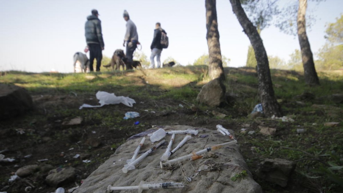 Les xeringues que van aparèixer ahir al parc de Santa Cecília