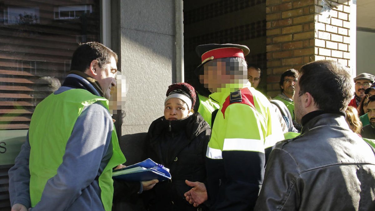 Sandra, en el centro, y miembros de la PAH negociando un aplazamiento del desahucio, ayer.