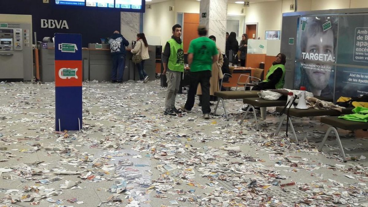 Membres de la PAH a Lleida irrompen en un banc per demanar la condonació d'un deute