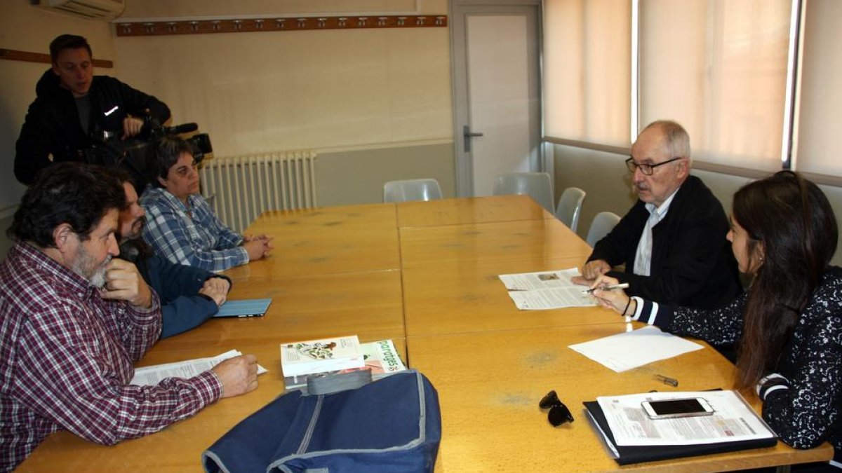 La plataforma, ayer ante el Síndic de Greuges en Lleida.