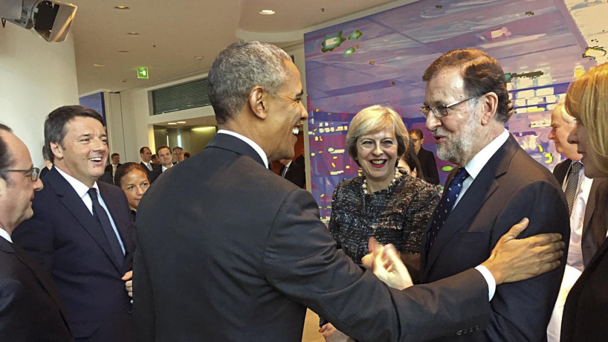 Obama saluda a Rajoy ayer en Berlín, ante la mirada de Matteo Renzi, Theresa May y François Hollande.