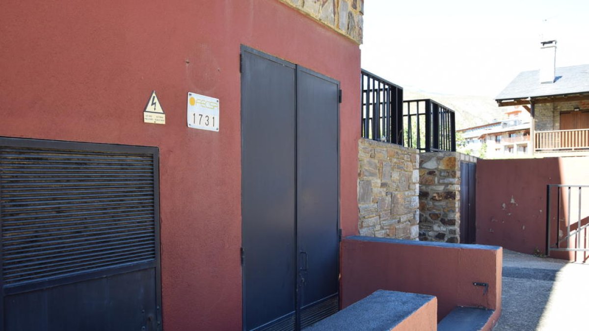El inmueble donde está ubicado el transformador de Endesa.