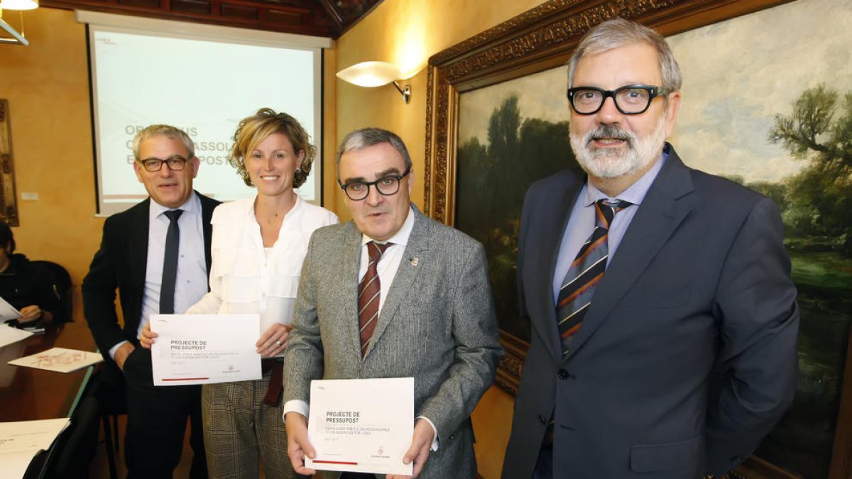 El alcalde, en el centro de la imagen, presentó ayer el proyecto de presupuestos para el próximo año.