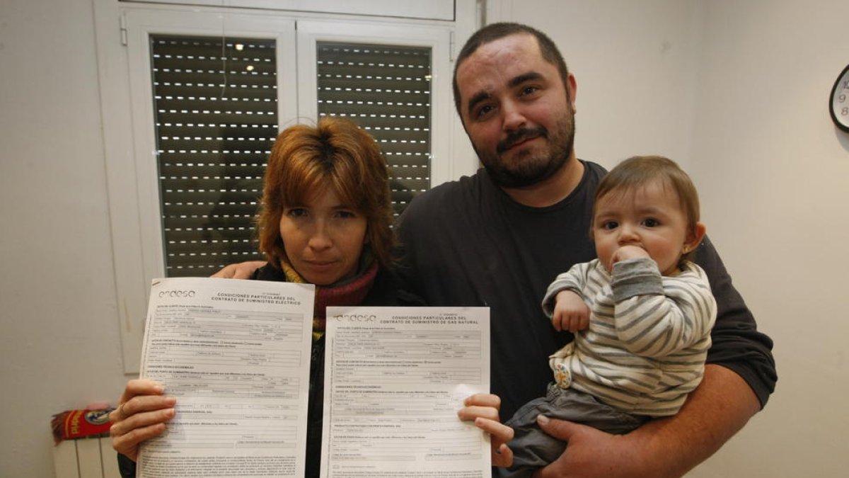 La familia de Balaguer tras conseguir que se les instalaran los contadores de la luz y el gas.