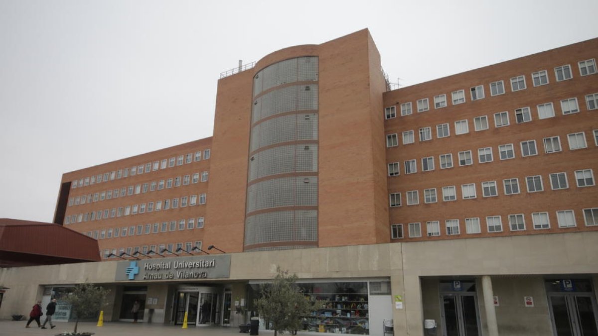 Fachada principal del hospital Arnau de Vilanova.