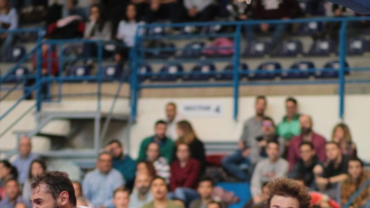 Alfons Alzamora, en acción con la pelota ante Van Wijk.