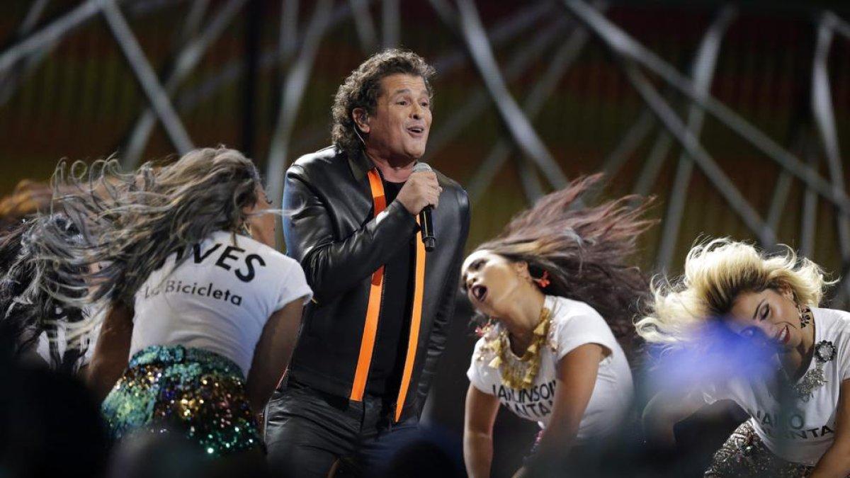Actuació de Carlos Vives a la gala dels Grammy Llatins al T-Mobile Arena de Las Vegas i el petó entre Jennifer López i Marc Anthony.