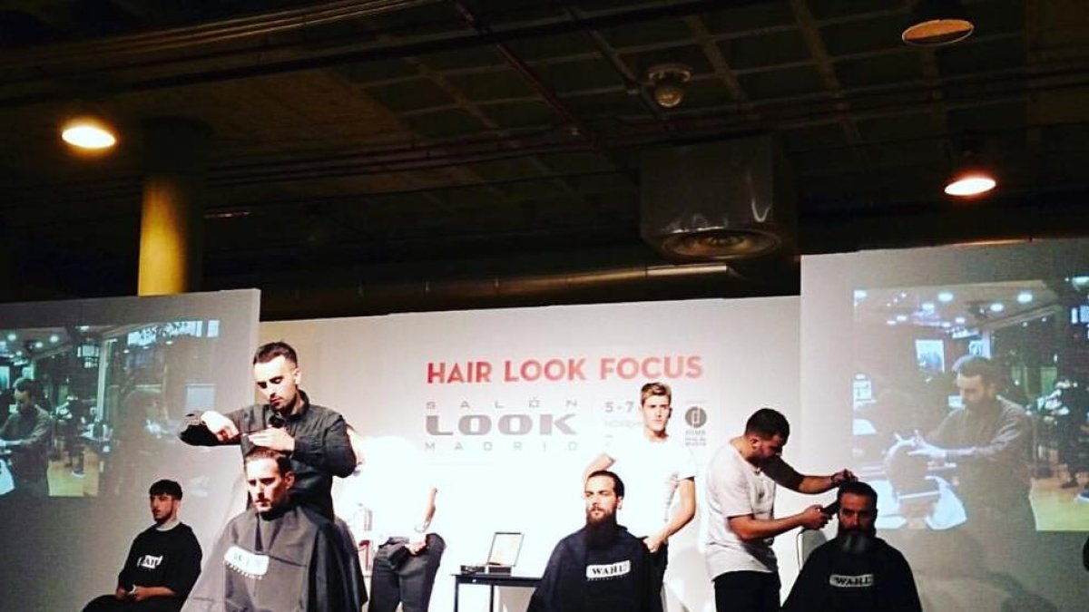Gerard Arañó, a l’esquerra, durant la demostració al Salón Look Madrid.