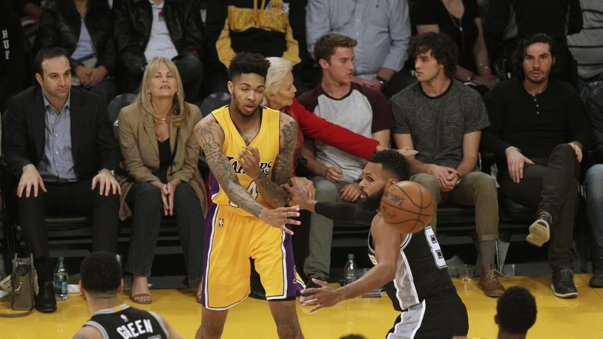 Una acció del partit que va enfrontar els Lakers i els Spurs.