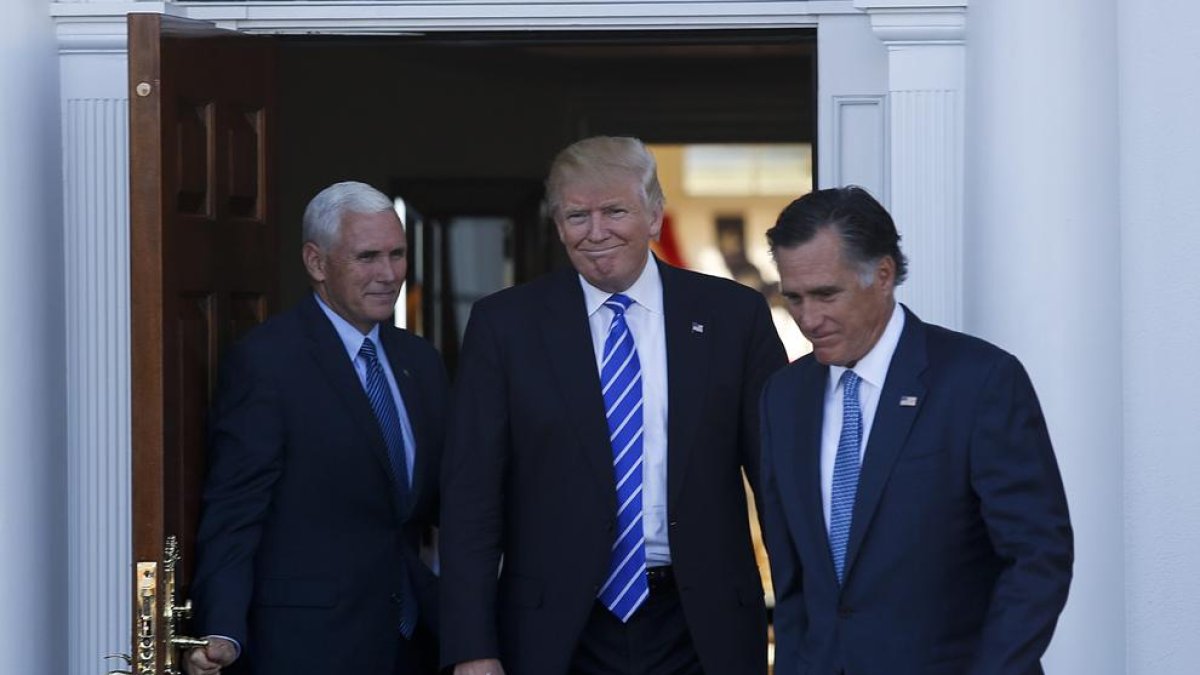 Romney surt d’una reunió amb Trump i Pence al Trump International Golf Club de Nova Jersey.
