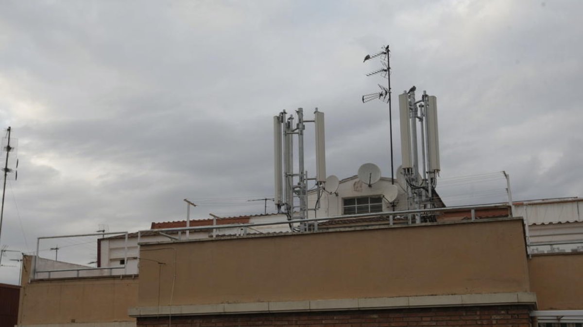 Antenes de telefonia mòbil en un terrat de Lleida.