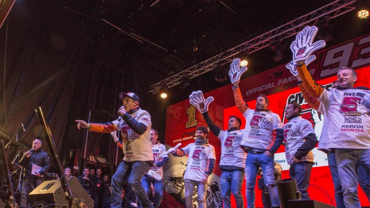 Màrquez estuvo arropado por los componentes de su equipo, a los que presentó uno a uno en el tramo final de la fiesta.