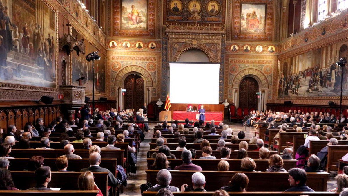 Imagen del homenaje a los represaliados del franquismo celebrado ayer en el paraninfo de la UB.