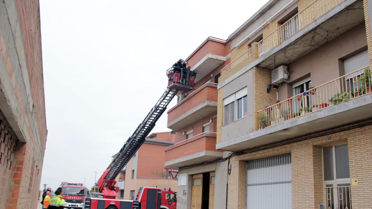 Los Mossos accedieron con el camión escalera de los Bomberos al piso de Duaigües (arriba a la derecha) y retiraron el carro que colocó.