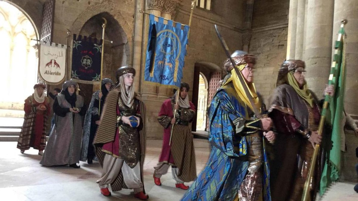 El Turó de la Seu Vella fue el escenario para el relevo de las capitanías, que posan en la foto de la izquierda.