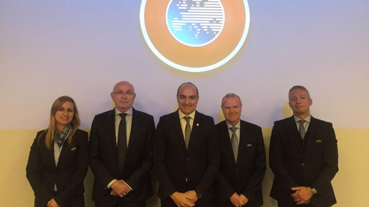 Subies, en el centro, tras la primera reunión de la comisión.