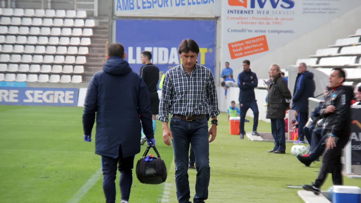 Gustavo Siviero, capbaix davant la banqueta diumenge passat durant el partit davant del Barça B.