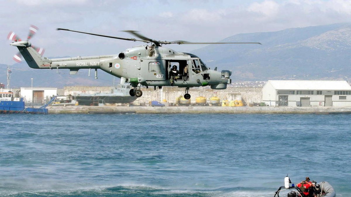 Un helicóptero británico sobrevuela Gibraltar, en un simulacro.
