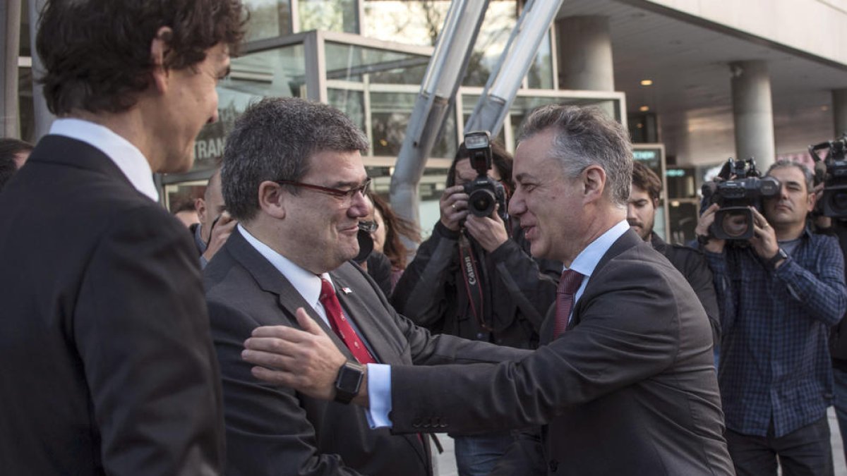 El lehendakari en funciones, Iñigo Urkullu (derecha), saluda al alcalde de Bilbao, Juan María Aburto.