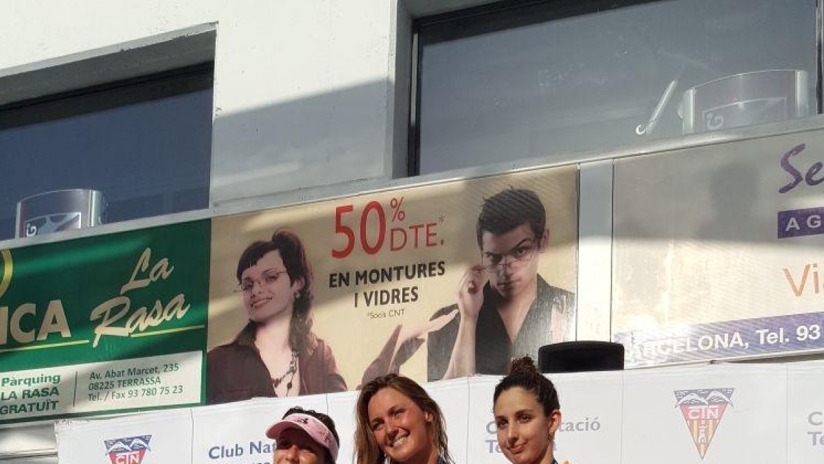 Paula Juste, a l’esquerra, al podi.
