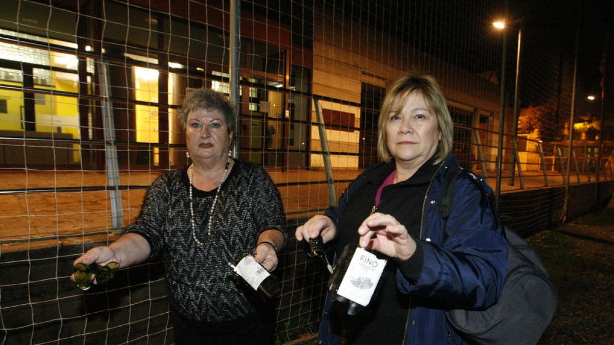 A pesar de la limpieza efectuada por la mañana, ayer por la tarde aún quedaban restos del botellón.