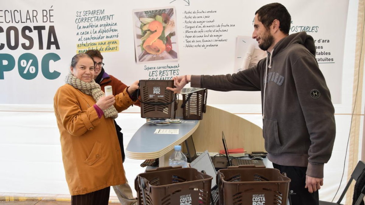 La Mancomunitat regala bolsas en la plaza de Les Monges.