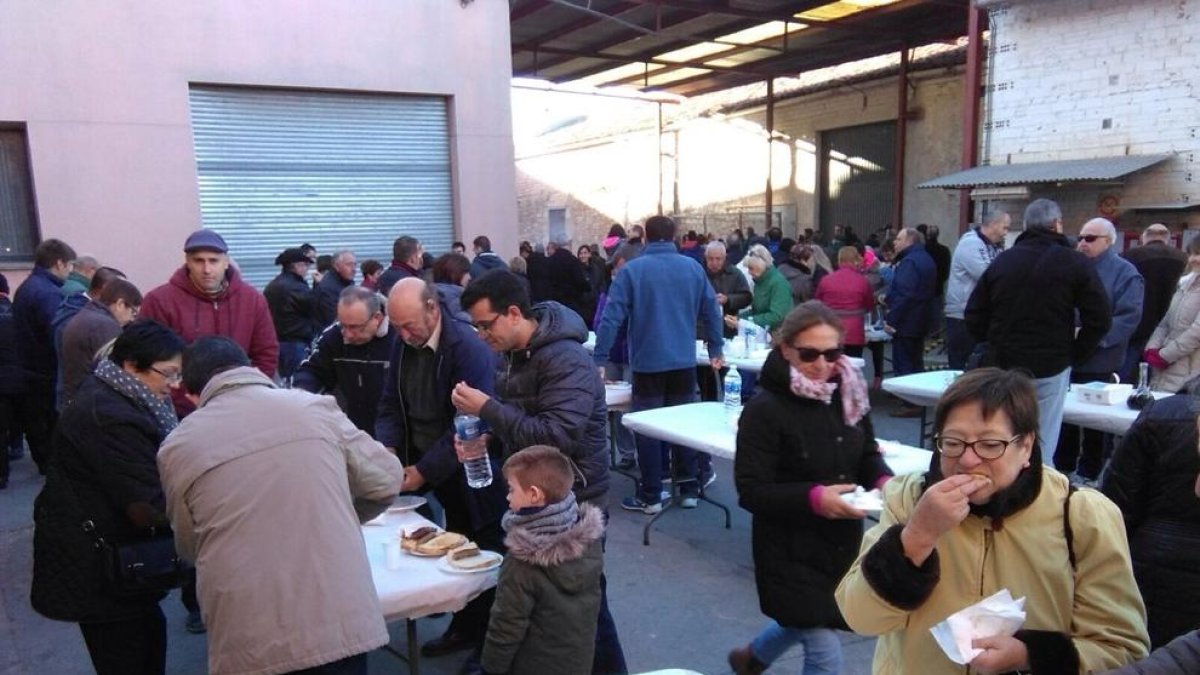 Exposició de maquinària agrícola i productes artesanals al nucli antic, novetats de la IX Fira de l’Oli de Juncosa