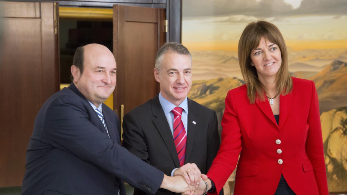 Andoni Ortuzar, Iñigo Urkullu e Idoia Mendia tras la firma del acuerdo de investidura.