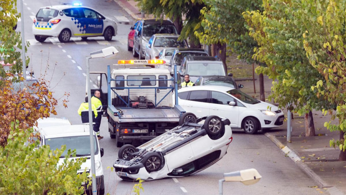 Aparatoso accidente en la avenida Catalunya de Cervera