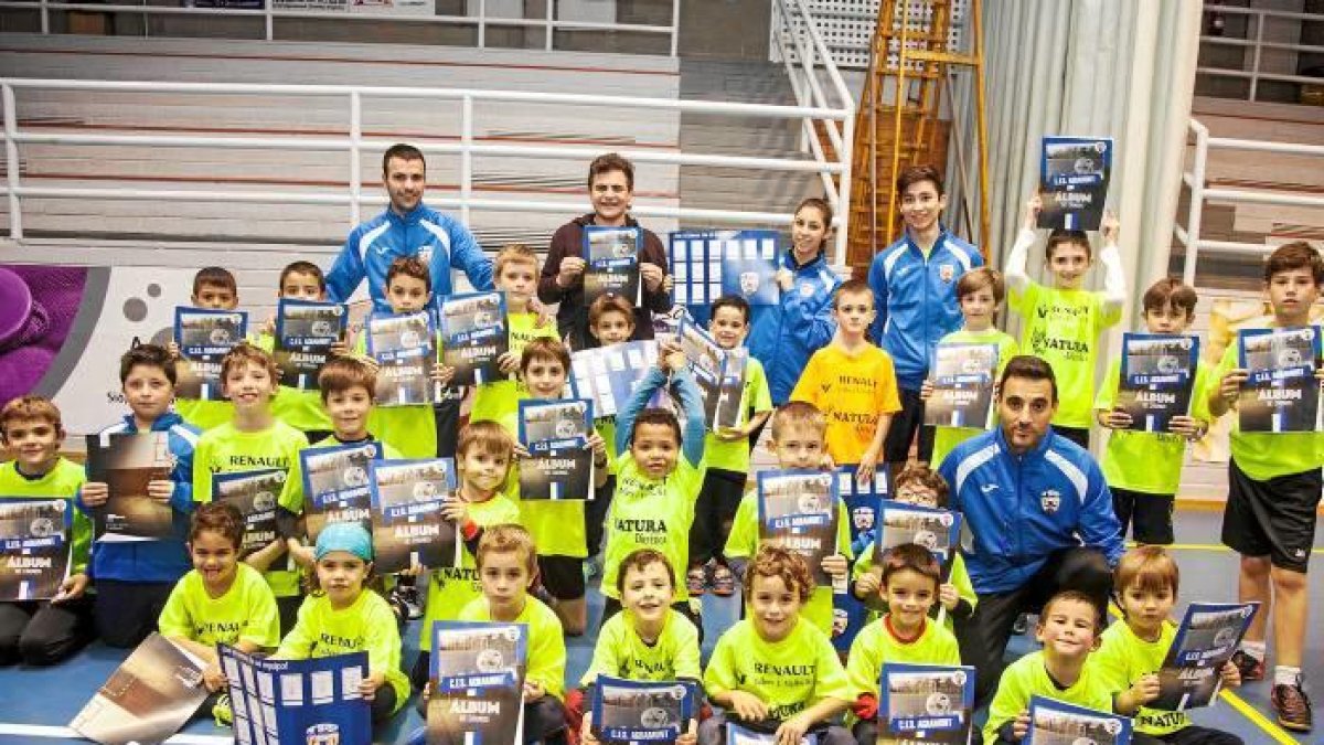 L'FS Agramunt té un àlbum de cromos amb fotos dels seus 173 membres