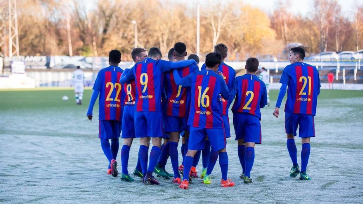 Els juvenils blaugranes celebren un dels gols ahir a Glasgow.