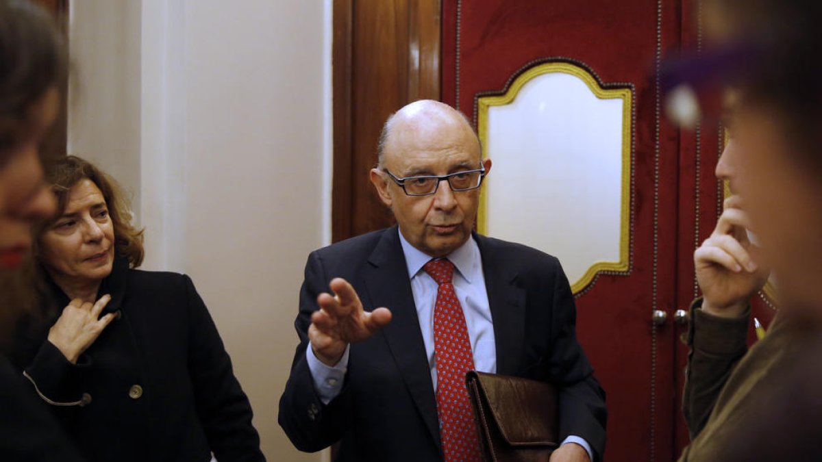 Cristóbal Montoro, ahir, als passadissos del Congrés.